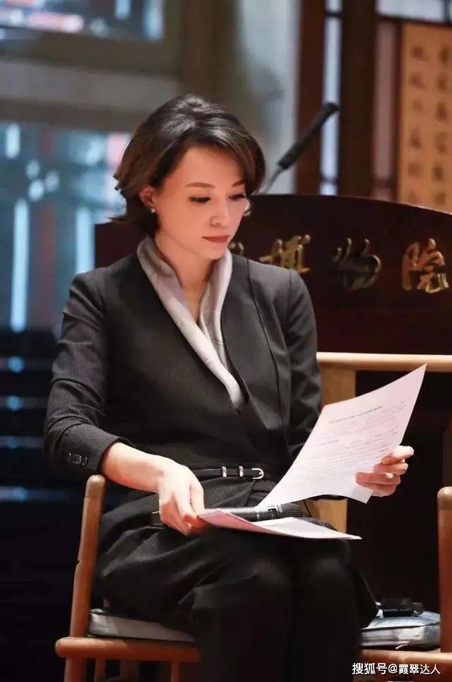 见过大场面的女人，穿大衣很少配打底裤，不得体！看她们你就懂了