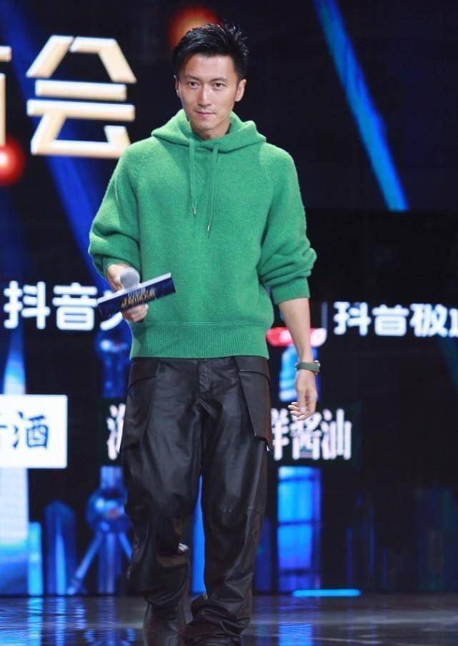 男生 谢霆锋真是中年型男，印花毛衣配“乞丐裤”，看脸真不显老