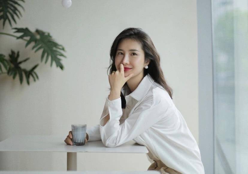 摄影 董花花去摄影馆,外形被指旺夫,张大奕晒照被发现许久未换新美甲