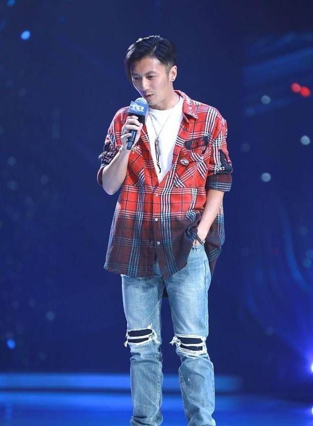 男生 谢霆锋真是中年型男，印花毛衣配“乞丐裤”，看脸真不显老