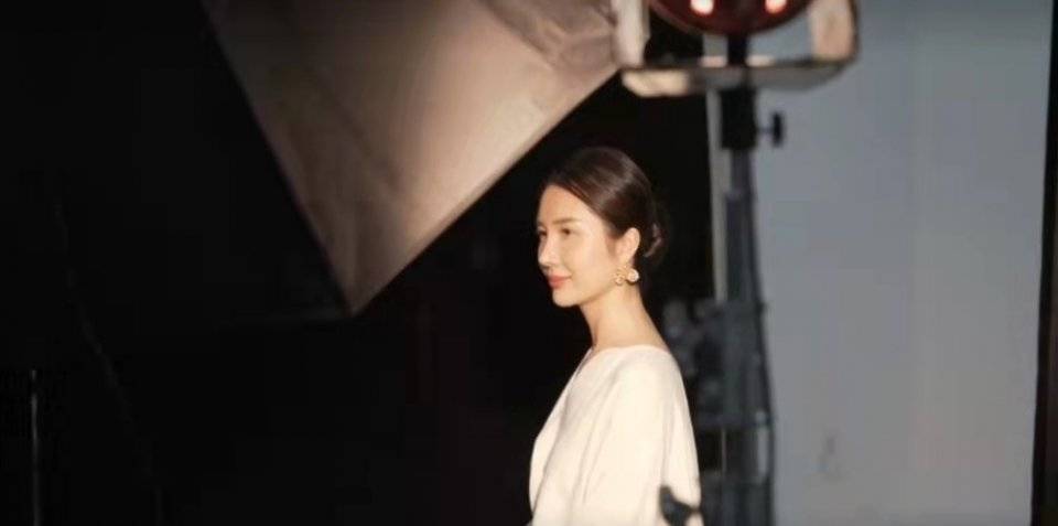 摄影 董花花去摄影馆,外形被指旺夫,张大奕晒照被发现许久未换新美甲