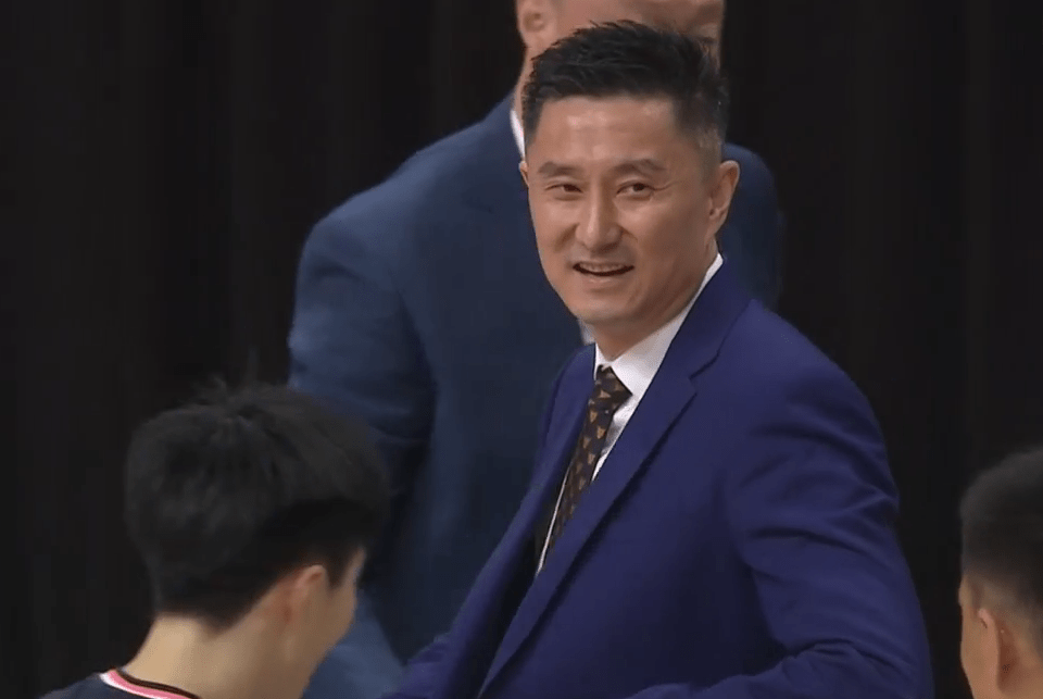 原创主教练将会缺席球迷亲自问广东男篮跟队记者他用了2个字回应