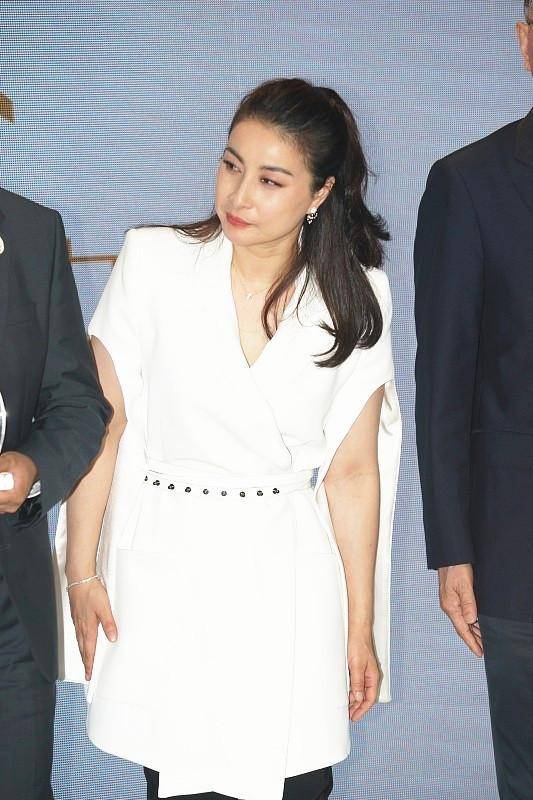 白裙 有一种美叫郭晶晶穿白裙，这才是“冠军”应该有的气质