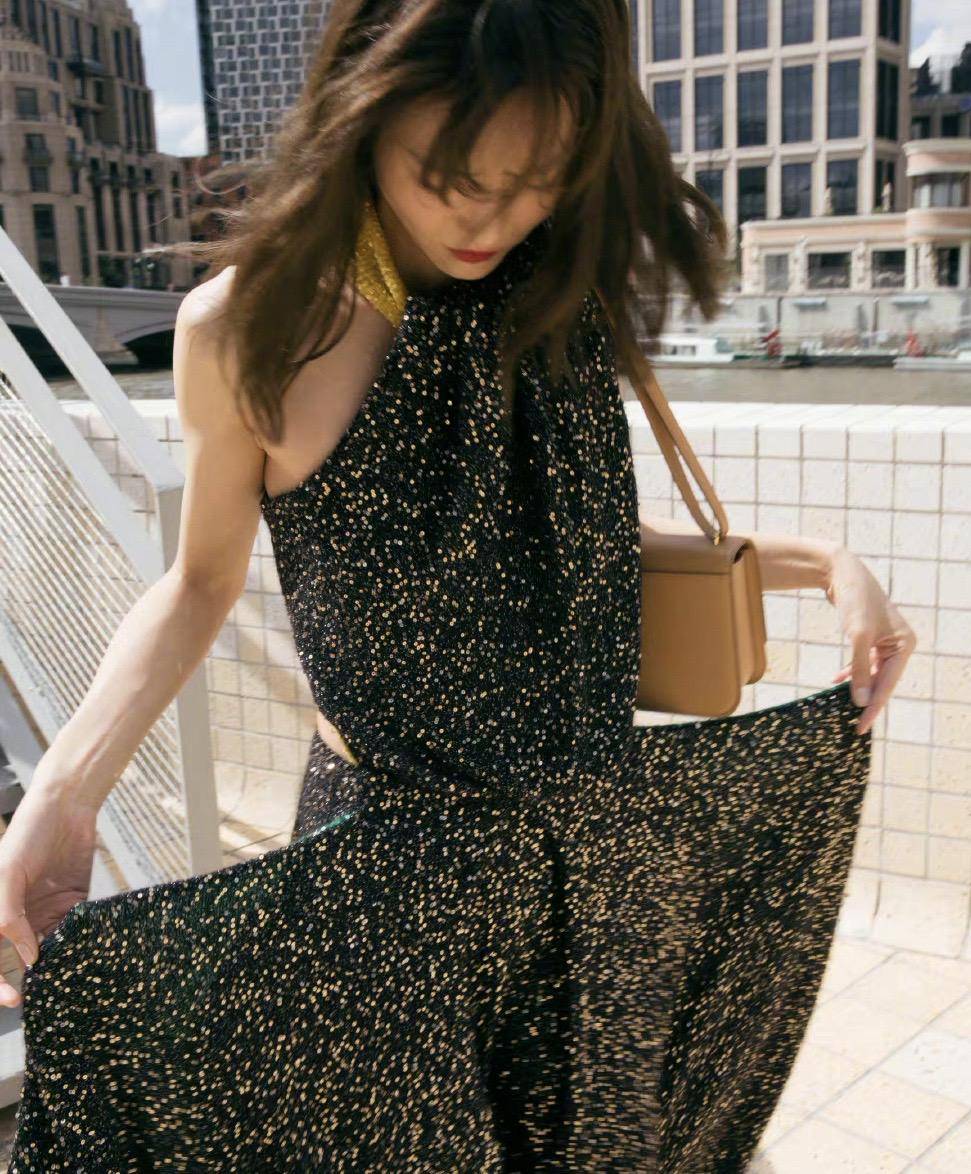 刘雯出席某活动写真,一袭挂脖黑色波点连衣裙后背镂空,性感迷人