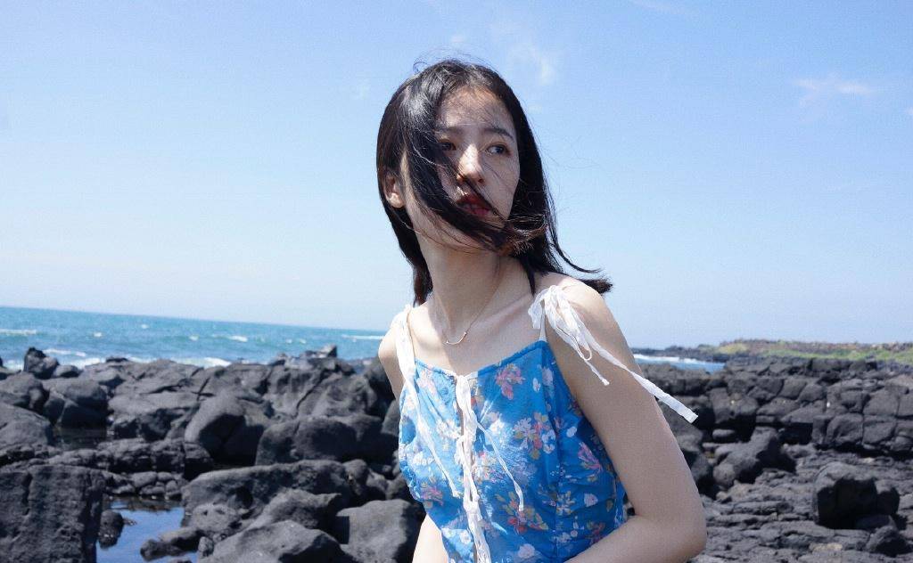 披肩 她是“中国版”的全智贤,今穿白衬衫出镜,黑白大片高级感满分