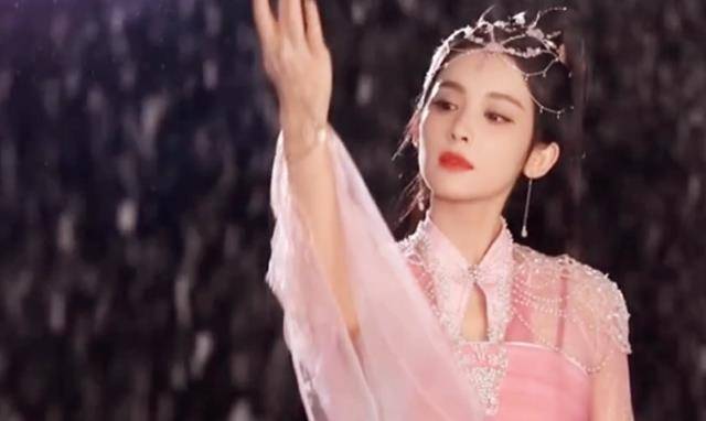 长剑许凯《雪鹰领主》飞雪连天舞长剑，古力娜扎粉衣撬动颜值天花板