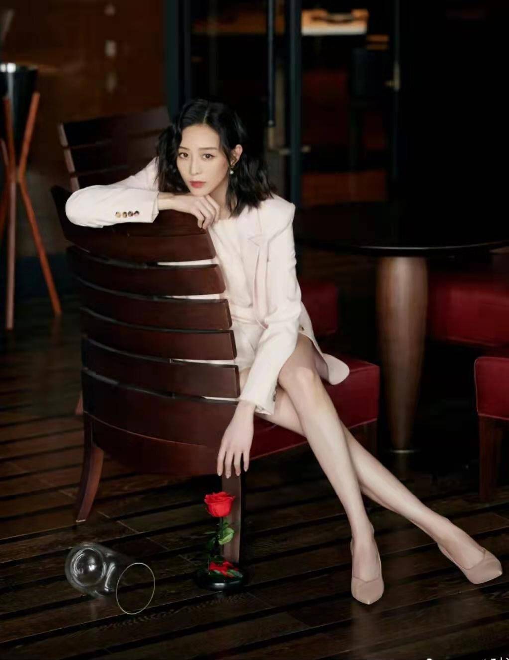 典范 张钧甯：职业女性穿衣典范，一身浅粉色西服套装温柔显甜美又气质