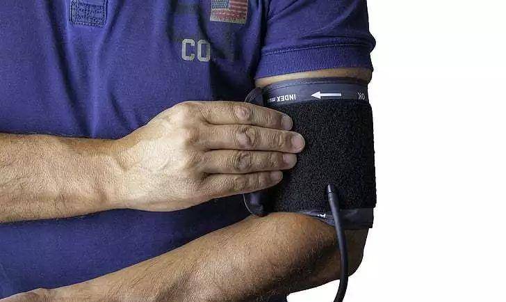 出现泡沫|别让高血糖伤了你的肾！出现这几个信号，千万要警惕！