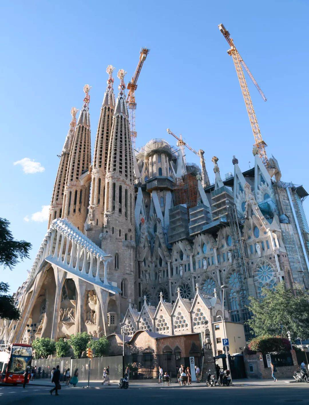 代表圣经四福音(马太福音,马可福音周围环绕4座130米的塔楼中央170米