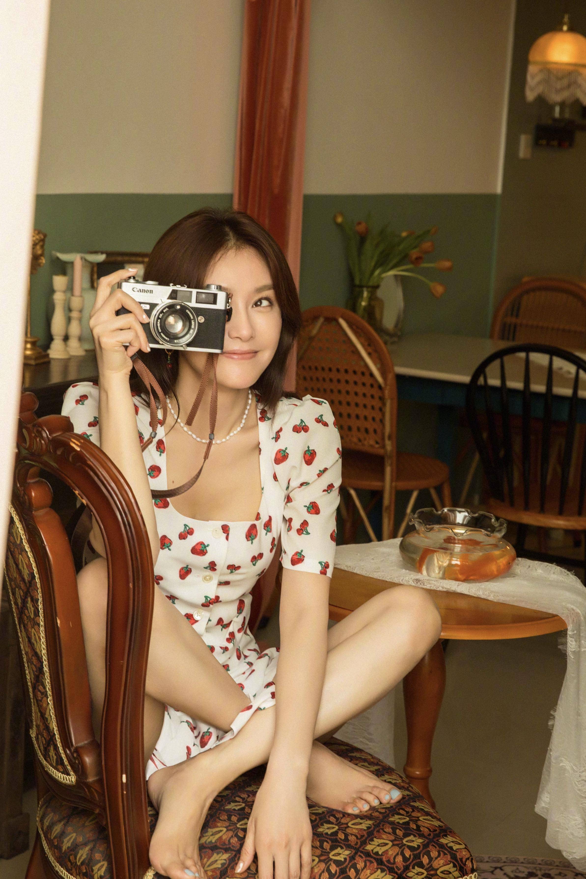 秦岚与好友庆祝生日,卫衣配长裤简约休闲,好有亲和力_白色_感觉