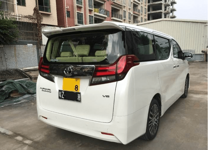 丰田埃尔法内地人眼里的高级面包车香港老板却对它钟爱有加