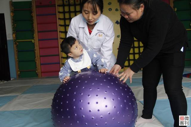 丈夫|年轻妈妈患重病选择放弃，和丈夫商量先救儿子