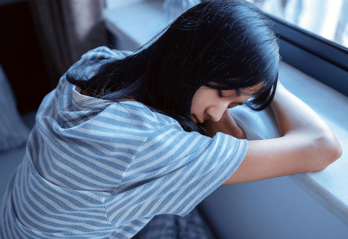 家长不如做真实父母,2种截然相反的行为,带给孩子伤害_情绪_伪装_地铁