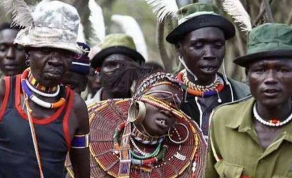 非洲最奇怪的原始部落，新婚当天新娘发出惨叫声，原因让人心疼