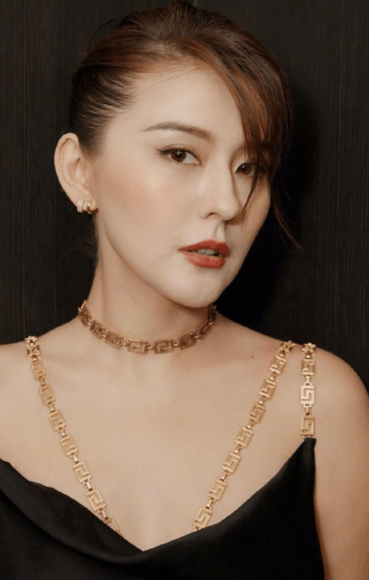 演技 又一个新疆美女,没有热巴的颜值,全靠演技说话