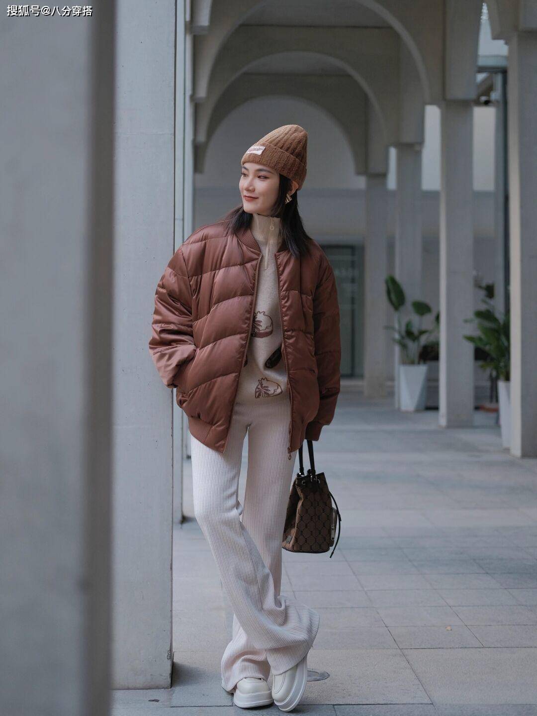 颜色 冬天“羽绒服”的高级穿法是这样的，保暖舒适又高级，谁穿谁美