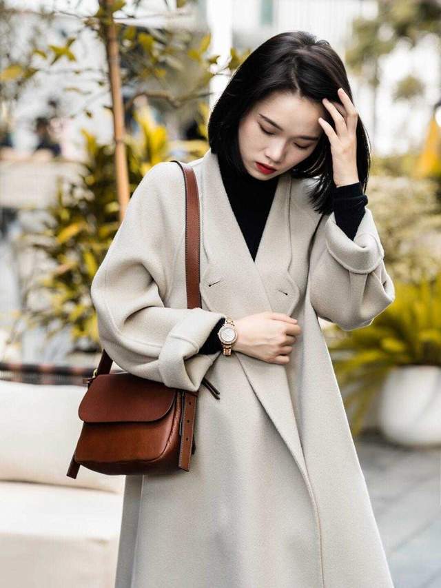 黑色 这个冬季天寒地冻，今年流行“大衣+裤子”温暖优雅，女神范十足