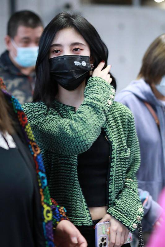 黑色 鞠婧祎穿短上衣秀“女团腰”,走机场也要亮眼,看起来时尚高级