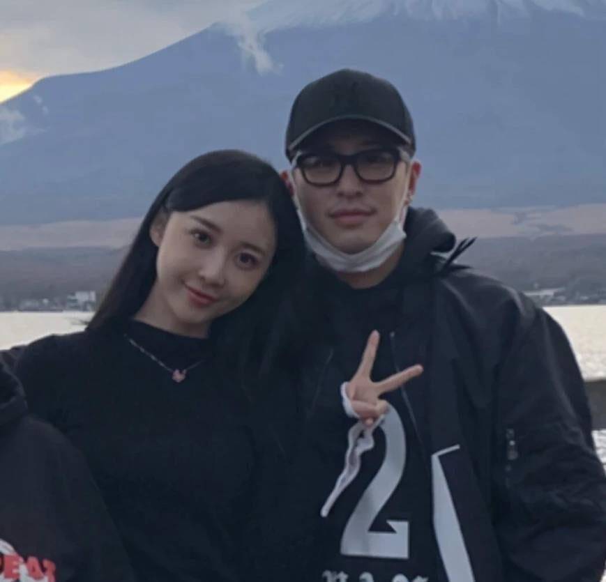 大眼睛圆脸蛋颜值超高,边吃饭边看着潘玮柏_妻子_luna_用餐