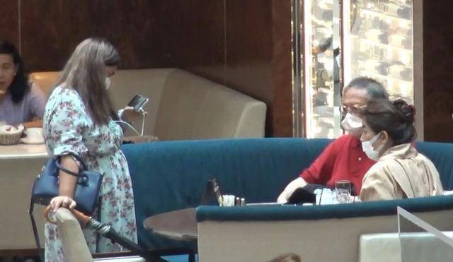 体型 胡慧中一家罕见亮相,打扮低调戒指却显阔气,21岁女儿体型超过爸