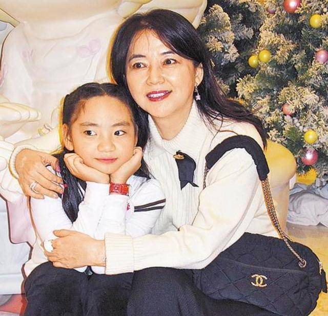 体型 胡慧中一家罕见亮相，打扮低调戒指却显阔气，21岁女儿体型超过爸