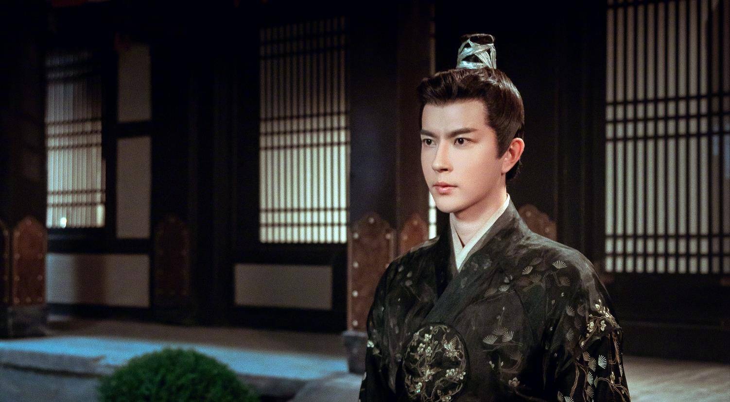 世欢 于朦胧抱萌宠晒近照,穿黑白格子衬衫清新脱俗,娃娃脸太爱了