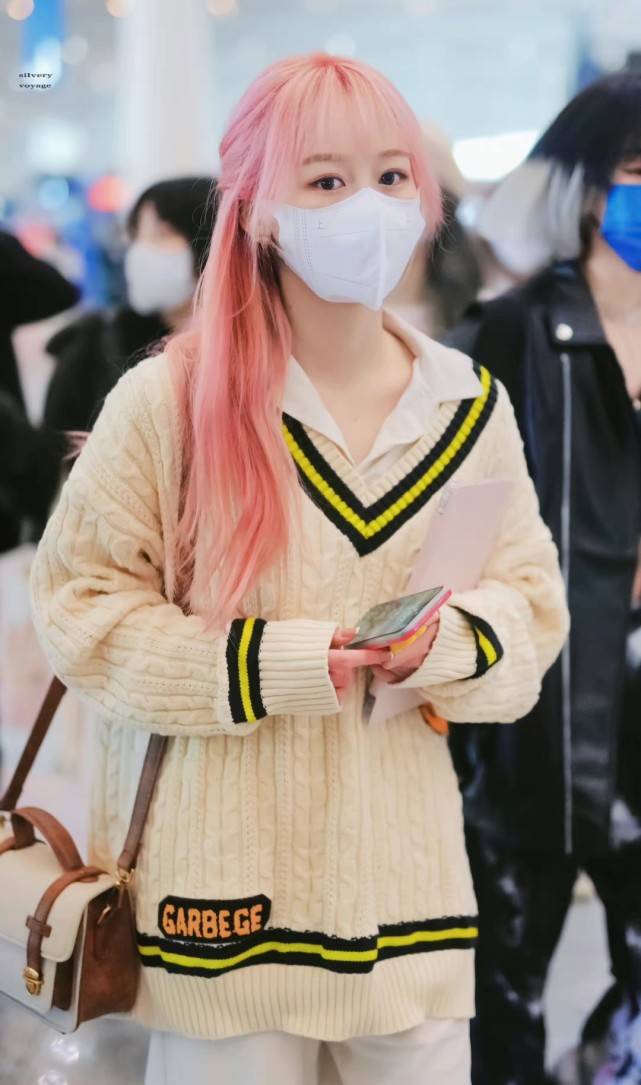 乐华新|乐华新女团即将迎来出道首秀,机场图片活力满满,金子涵瘦了不少