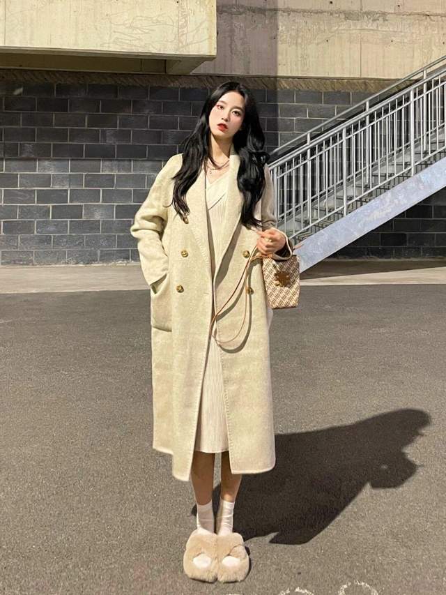 身材 今冬试试“针织连衣裙+大衣”，让你既有风度又有温度，温暖优雅