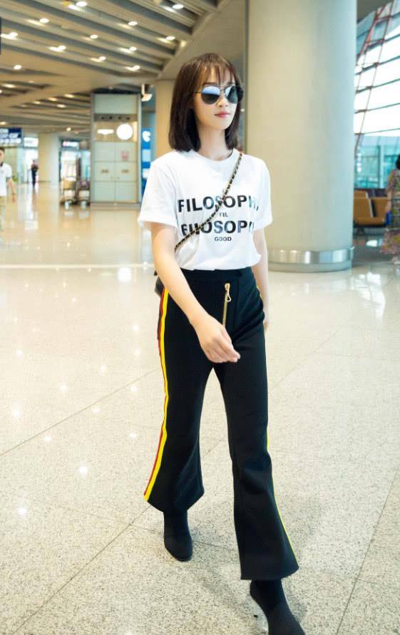 显得 蓝盈莹白T配阔腿裤好时尚，穿错鞋子毁气质，网友：鞋子配得好丑