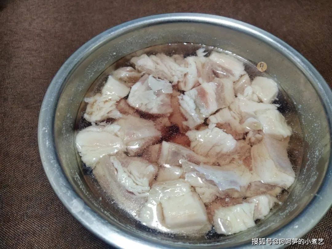 胡萝卜|想吃羊肉抓饭不用去新疆，教你在家用电饭煲做，香气扑鼻好味道