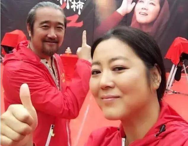 什么|49岁的王茜华近照,被丑夫独宠8年,如今身材变胖严重走形