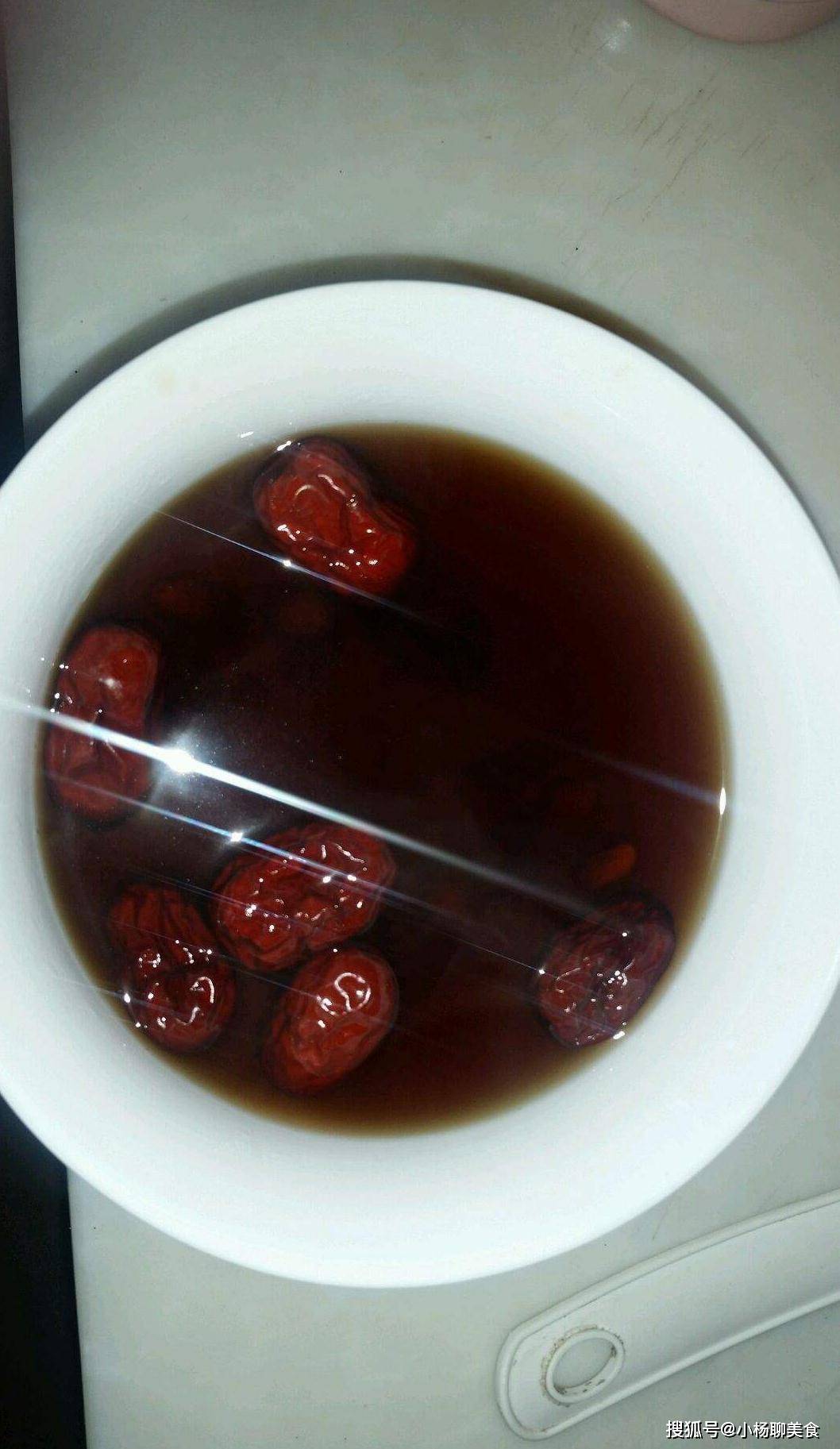 红糖和此物一起泡,女性常喝,调经美容,清理毒素,皮肤更光滑_物质_代谢