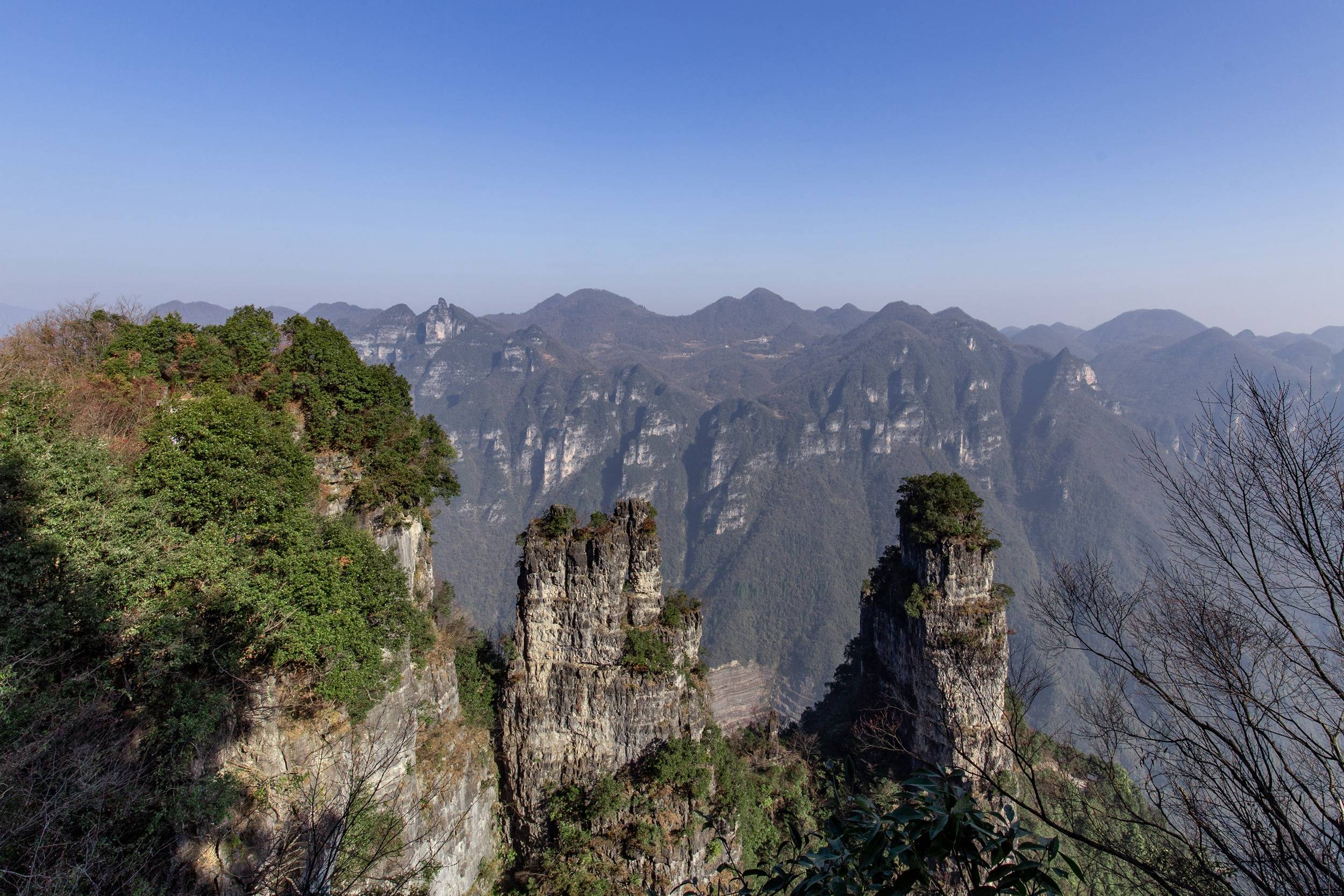 乘坐缆车上山,坐在缆车上看从下往上看,山脉非常陡峭,山峰垂直90°的