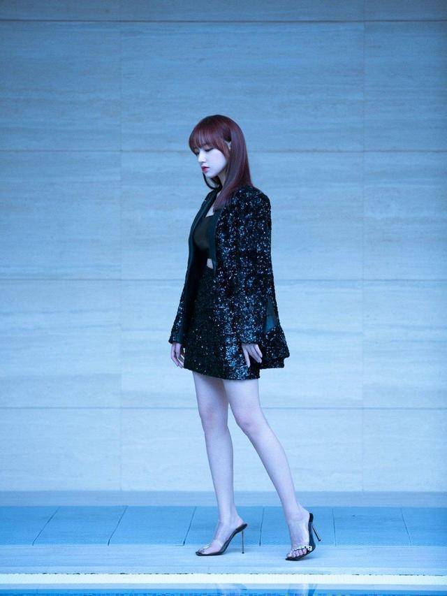 黑色 21岁程潇气场太强大，穿杏色西装干练霸气，内搭米奇T恤俏皮可爱