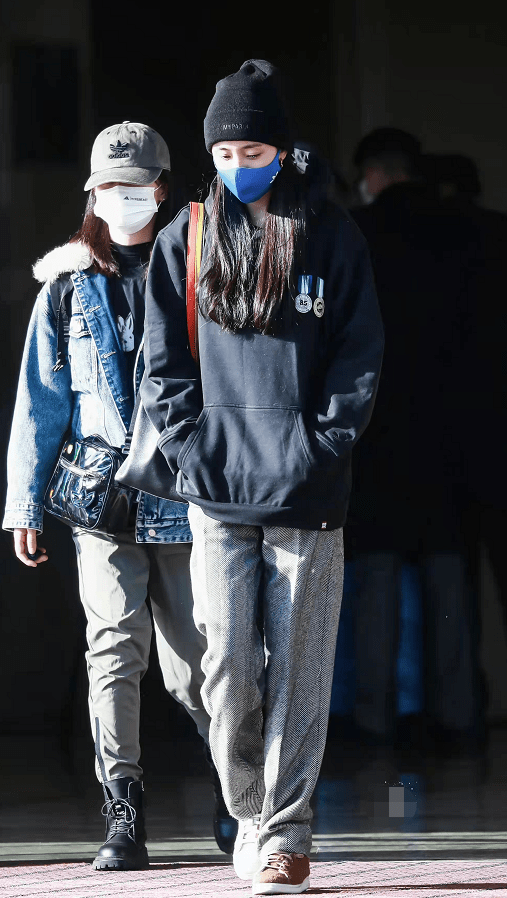 黑色 杨幂:卫衣如何百搭花式穿法!卫衣+纱裙,俏皮又可爱完美结合!