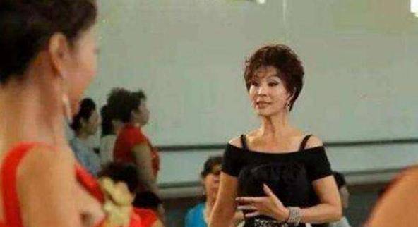 时间比杨丽萍更爱美，连续30年不吃晚饭，患癌手术不忘化妆，今如何