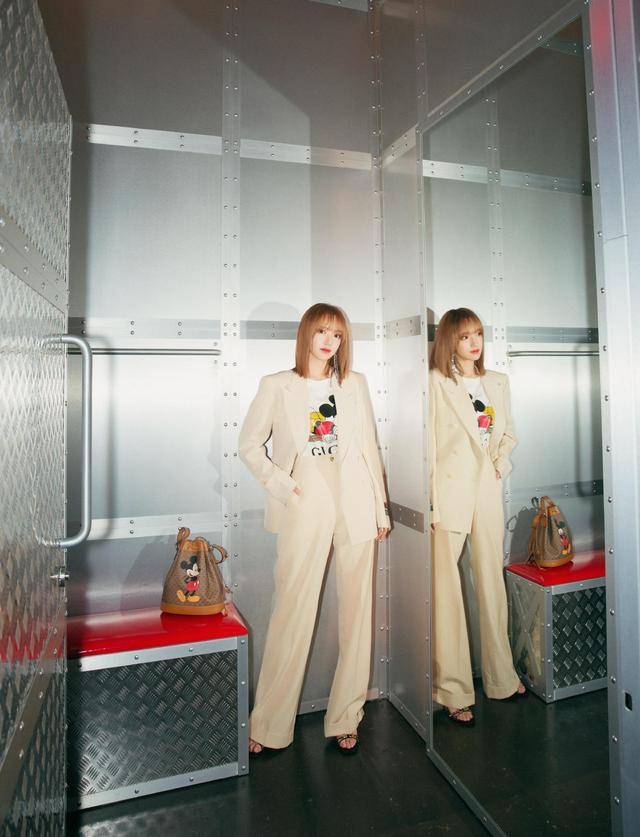 黑色 21岁程潇气场太强大,穿杏色西装干练霸气,内搭米奇T恤俏皮可爱