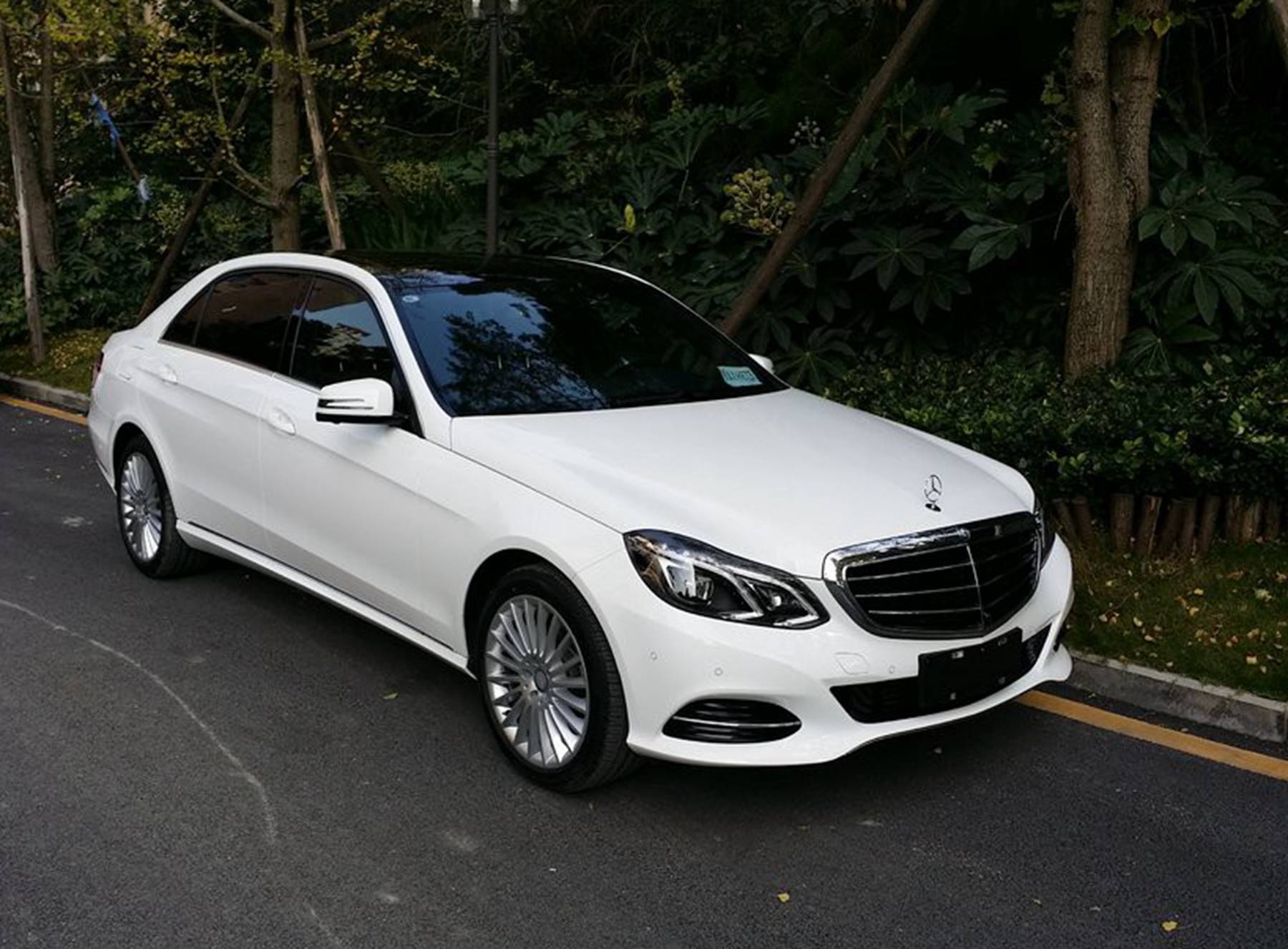 豪华奔驰上突现饮料外加一张纸条看完留言车主欲哭无泪