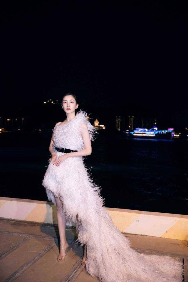 高跟鞋 江疏影怎么可以那么美？穿漆皮开叉连衣裙大秀火辣身材，美翻了