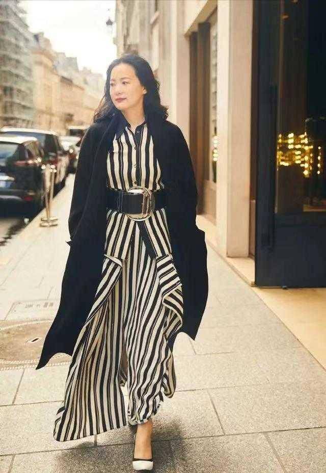 身材 咏梅真是优雅到骨子里了，条纹连衣裙搭配大衣优雅精致，高贵大气