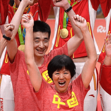 主教练|生日快乐！中国女排官方为郎平送祝福，危难之际总能立竿见影