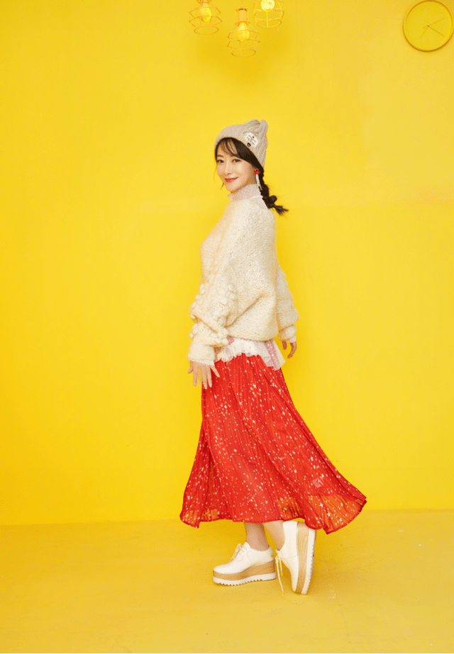 显得 陈紫函越活越年轻了，皮外套搭配紧身连衣裙大秀好身材，洋气酷炫