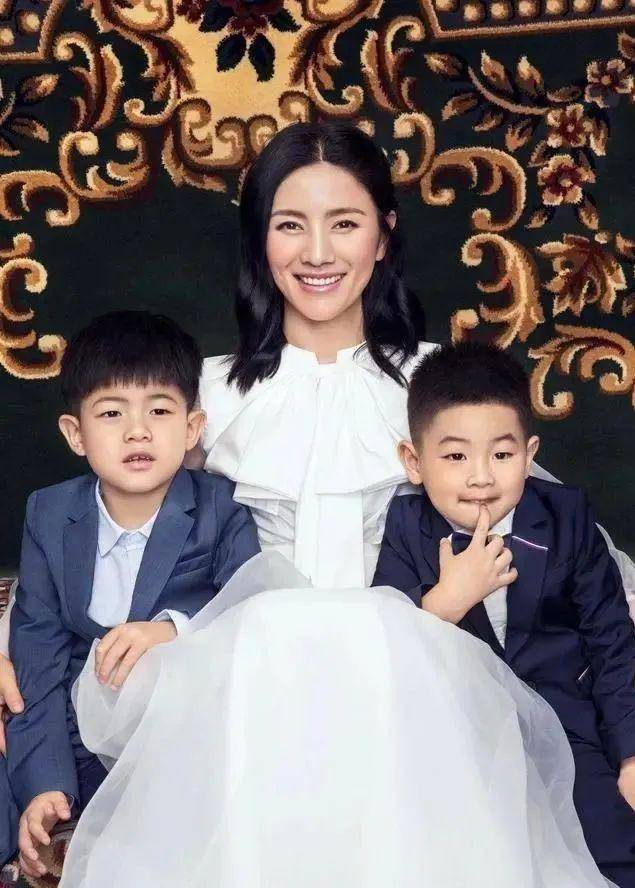 因为|与沙溢结婚9年，为家庭放弃事业，胡可为何当众哭诉后悔结婚了