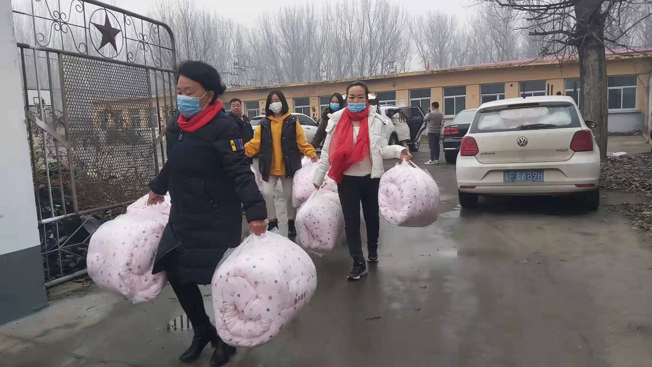 河北保定:爱心棉被温暖山区学子_助学_唐县_顺平