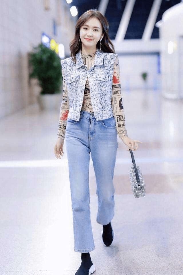 显得 郑合惠子这衣服没啥穿的必要，露着一大截肩膀，显得身材真棒