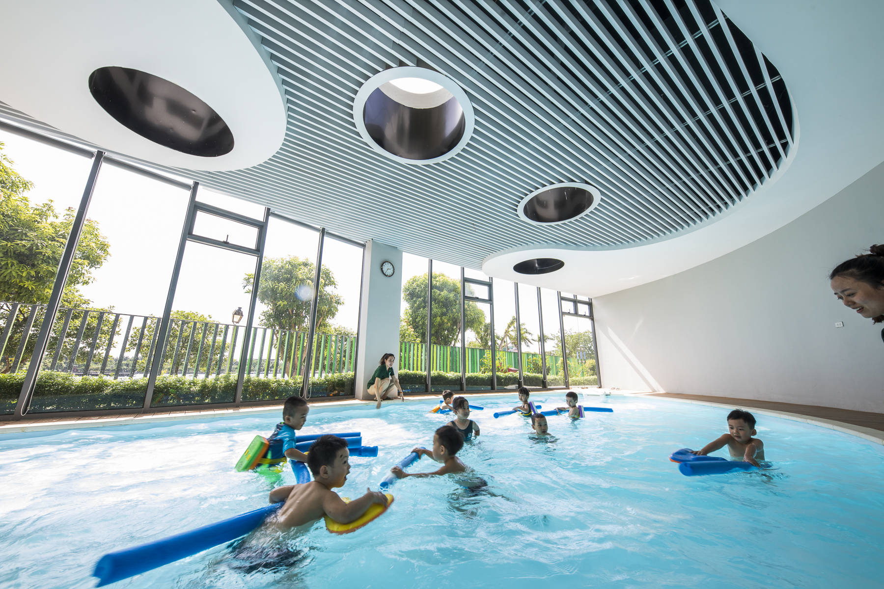 了儿童游泳池主要是为了相应的课程服务,但同时满足了幼儿戏水的需求