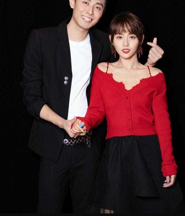 设计 张嘉倪越来越漂亮了，一身黑色西装高级干练，气质端庄优雅