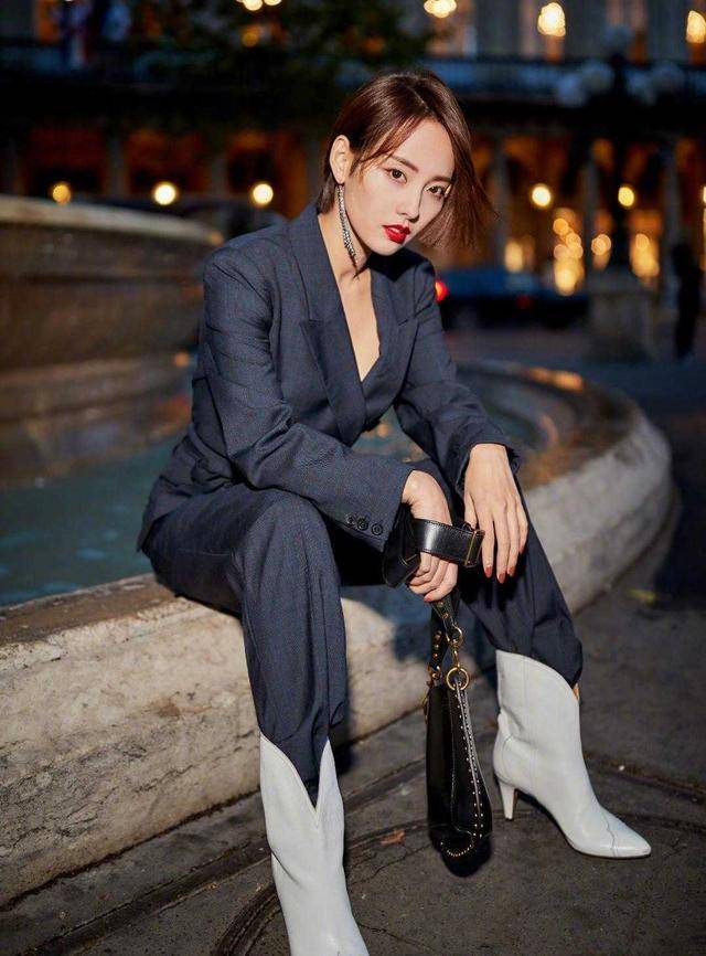 设计 张嘉倪越来越漂亮了，一身黑色西装高级干练，气质端庄优雅