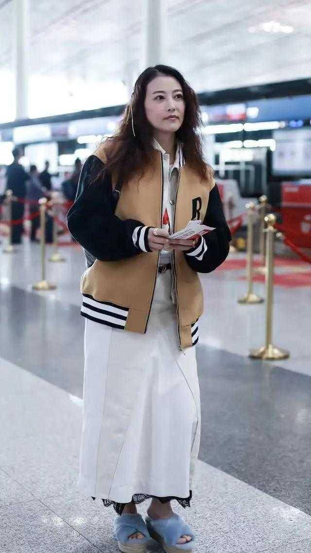 漂亮 周海媚现身机场，无修图依然漂亮，穿运动外搭配连衣裙，高贵优雅