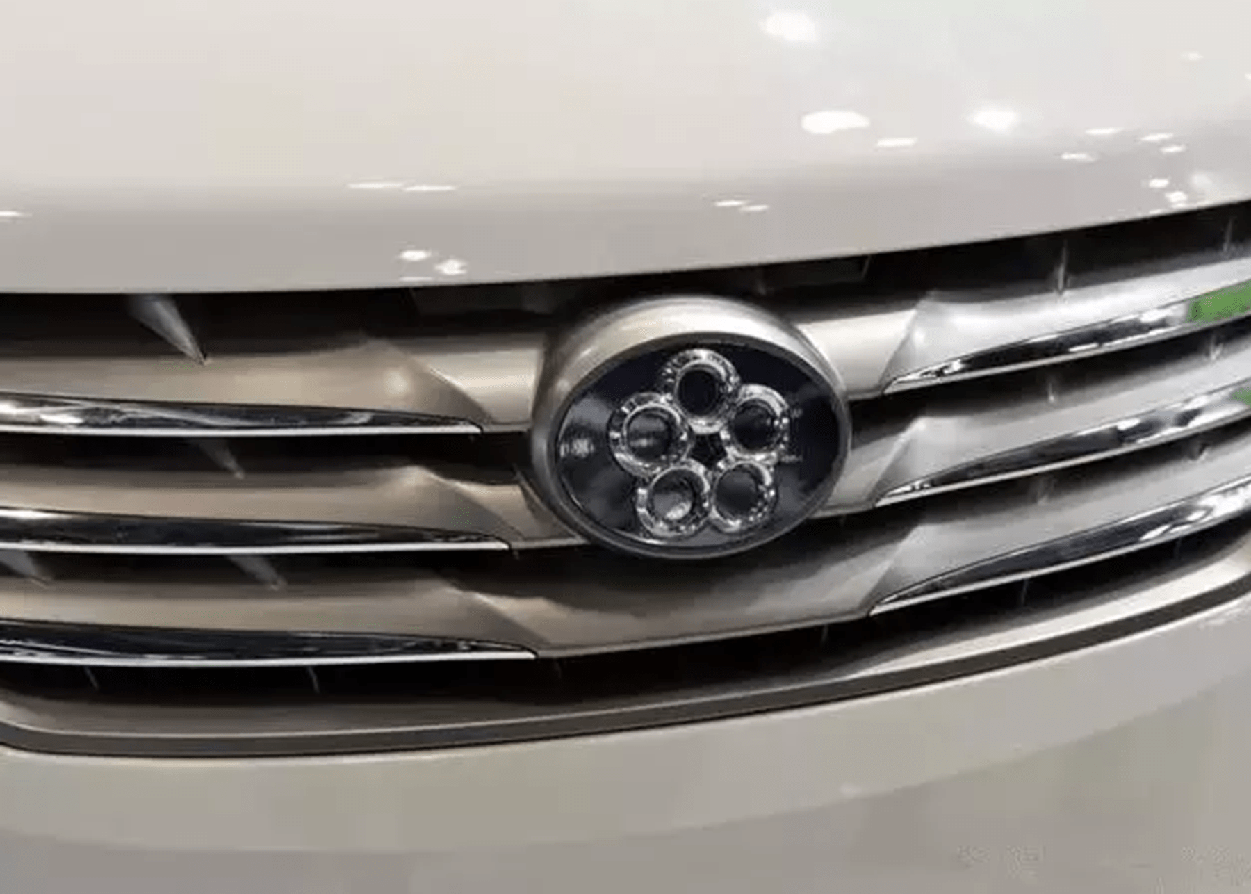 这台银隆艾菲是新能源汽车,同时也是一台mpv,按照董明珠的设想,她觉得